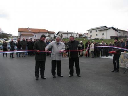  Obnovljeno cesto in križišče sta v spremstvu župana odprla predstavnika Velike Bukovice g. Boštjančič in g. Grlj